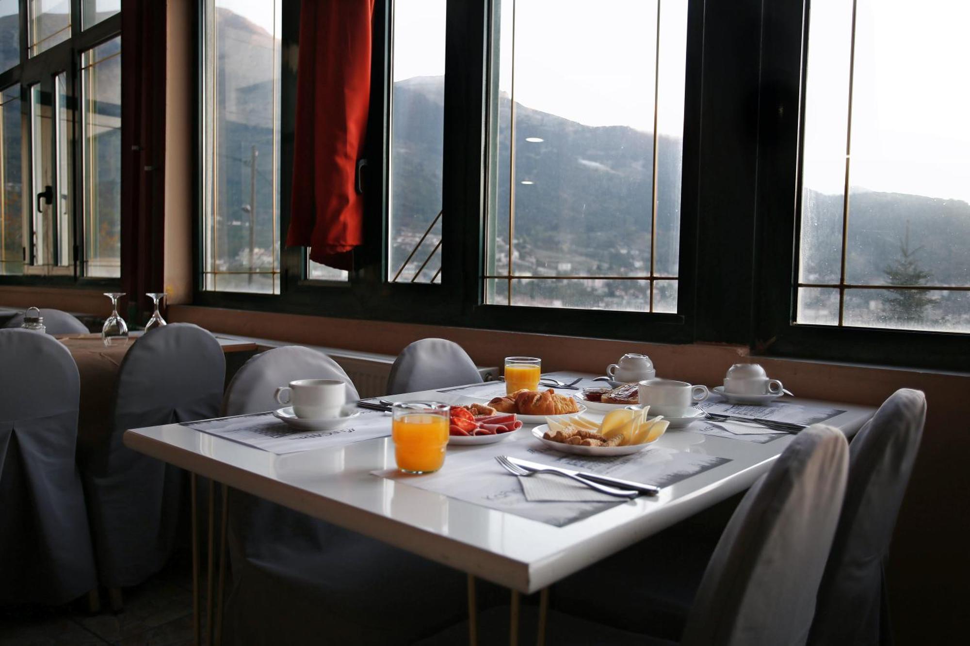Hotel Lecadin Karpenísion Extérieur photo
