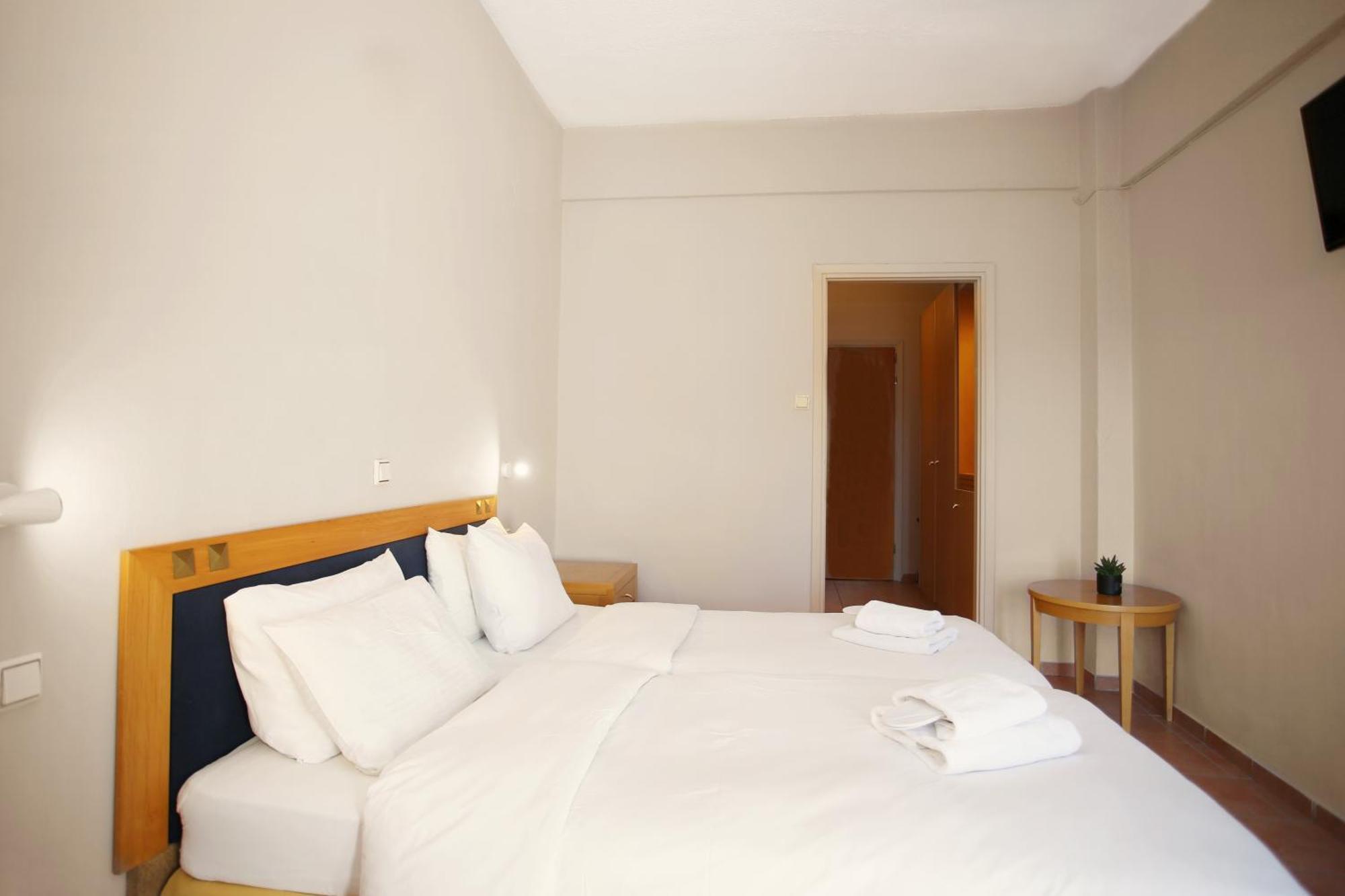 Hotel Lecadin Karpenísion Extérieur photo