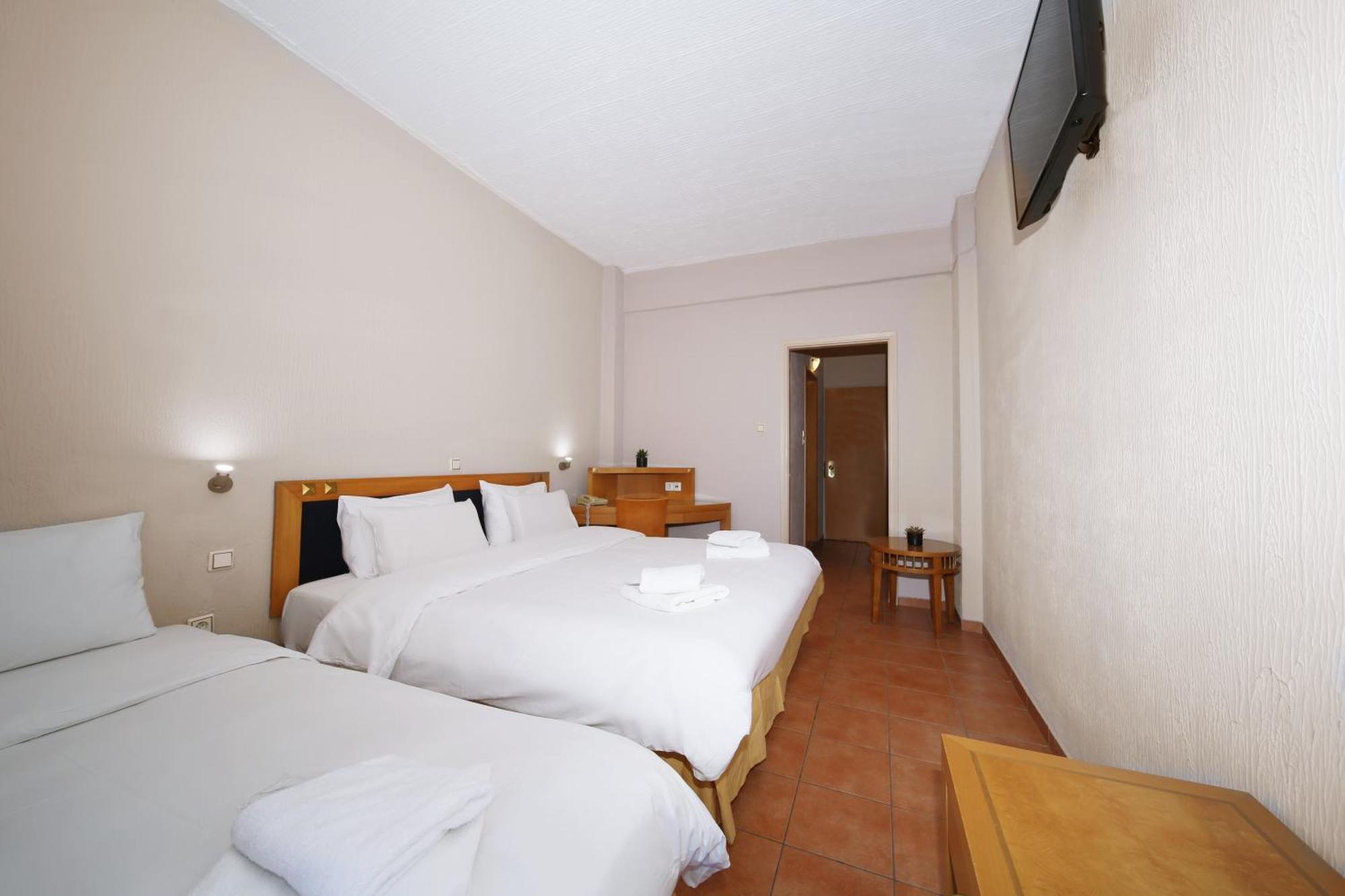 Hotel Lecadin Karpenísion Extérieur photo