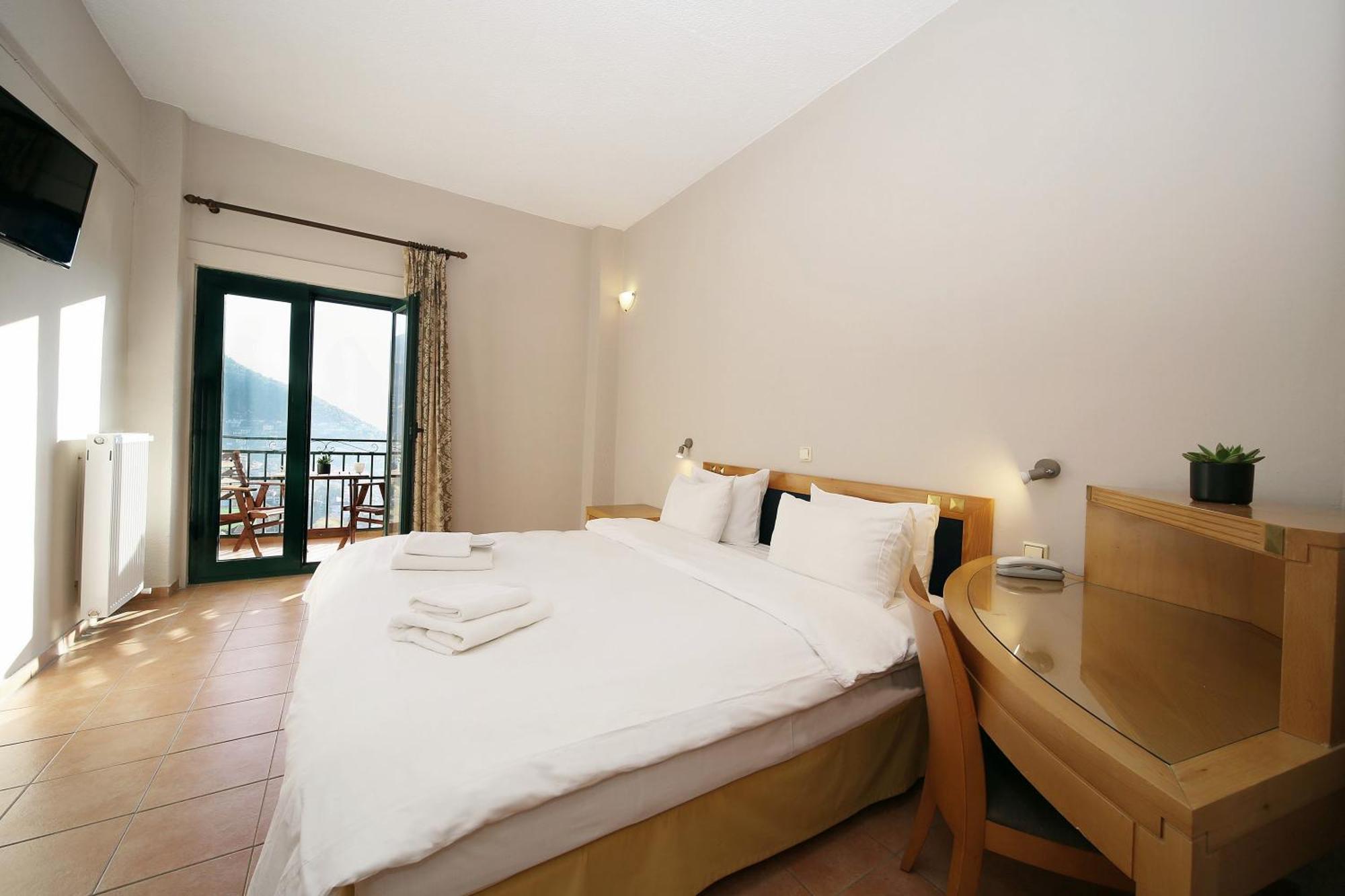 Hotel Lecadin Karpenísion Extérieur photo
