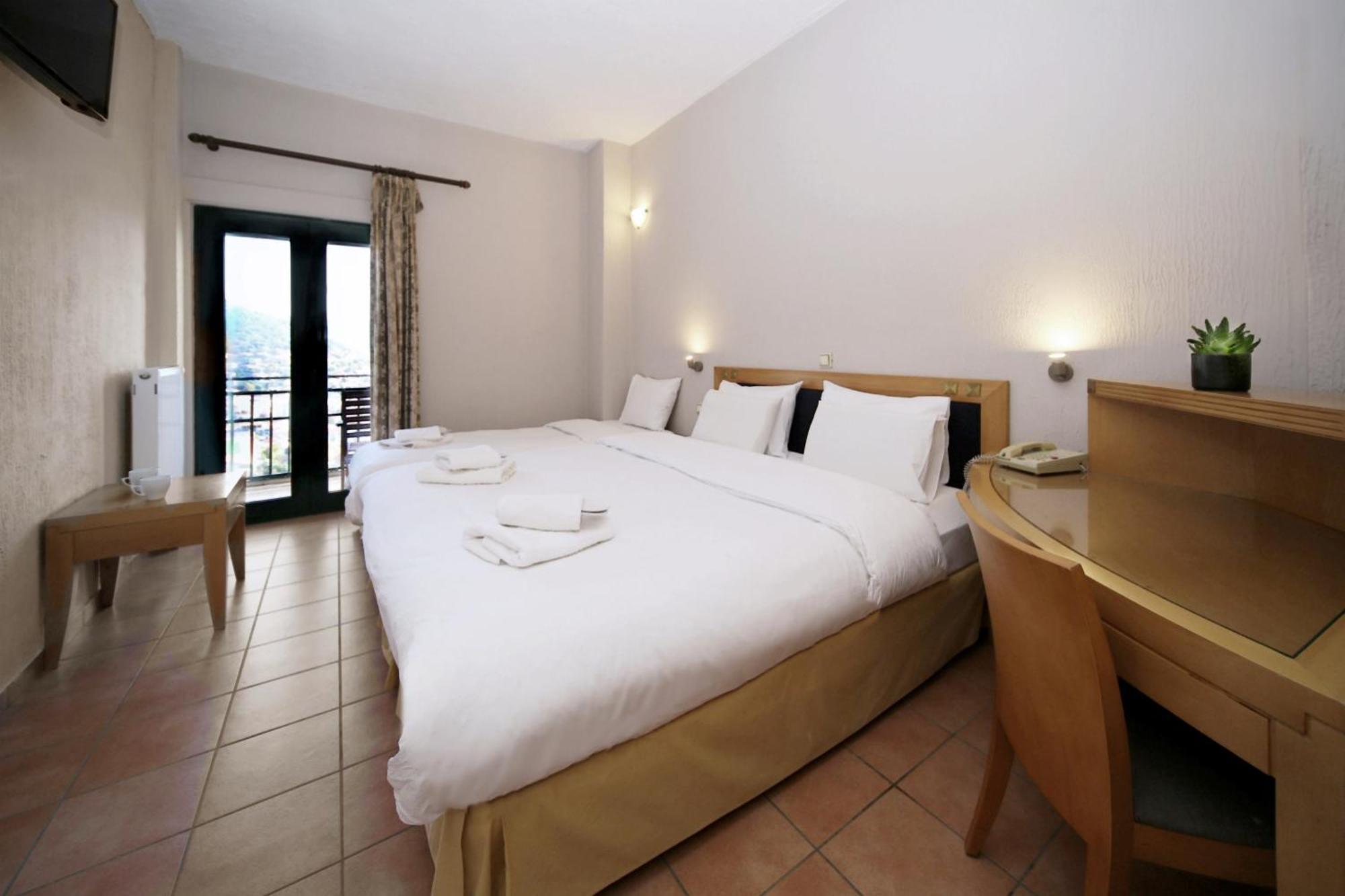 Hotel Lecadin Karpenísion Extérieur photo