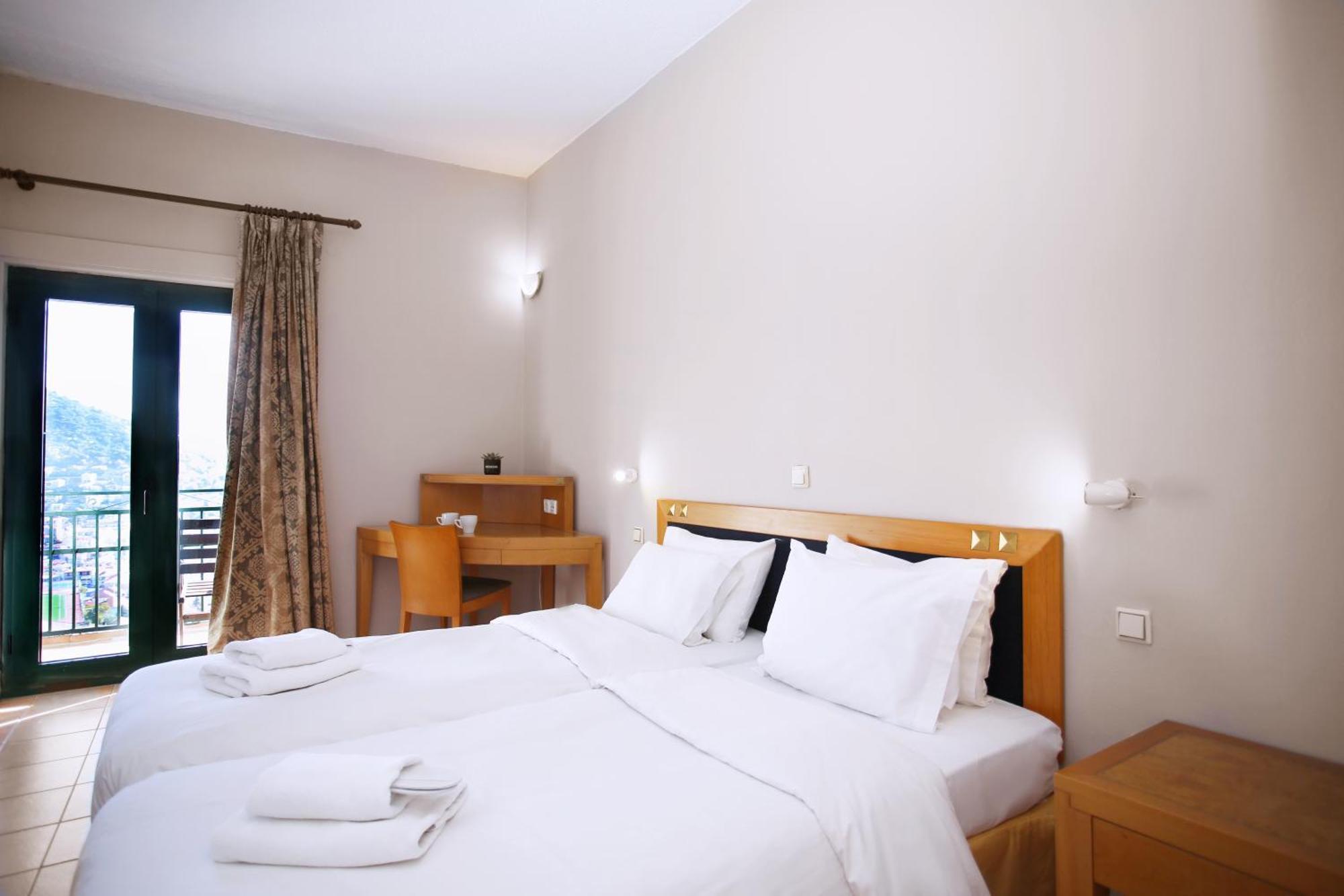Hotel Lecadin Karpenísion Extérieur photo